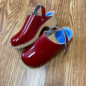 Torpatoffeln Girls Swedish Patent Leather Clogs